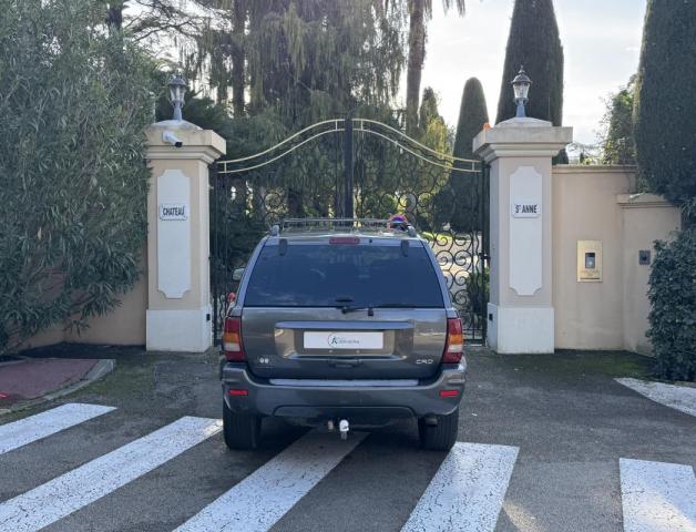 Jeep Grand Cherokee image 8