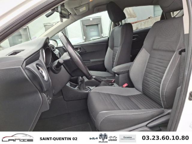 Toyota Auris image 9