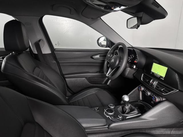 Alfa Romeo Giulia image 2