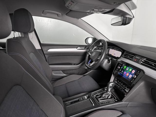 Volkswagen Passat image 8