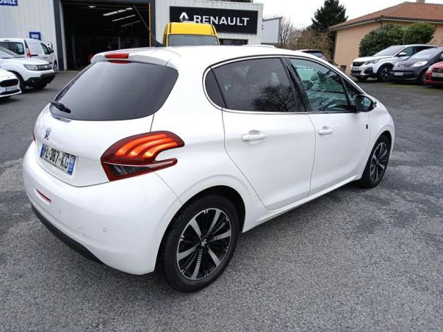 Peugeot 208 image 8