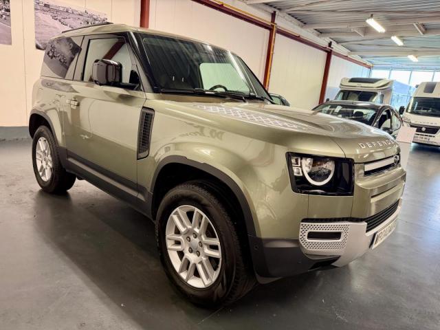 Land Rover Defender image 5