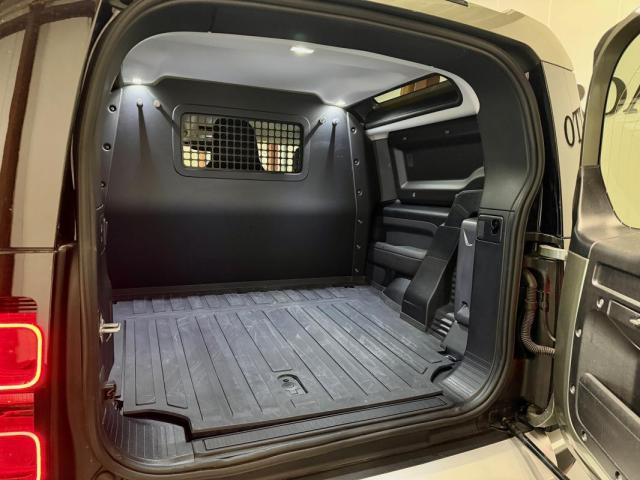 Land Rover Defender image 4