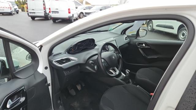 Peugeot 208 image 3