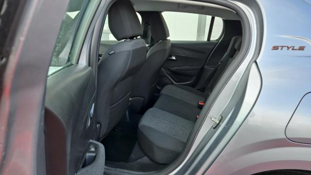 Peugeot 208 image 8