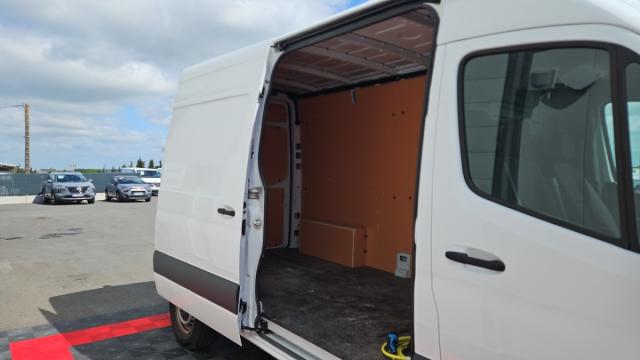 Mercedes Benz Sprinter image 1