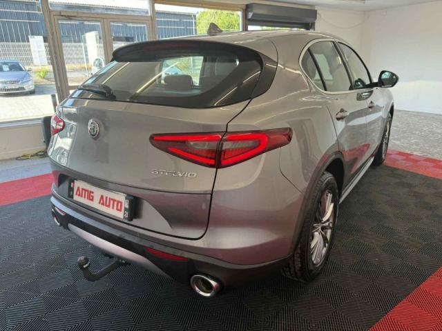 Alfa Romeo Stelvio image 5