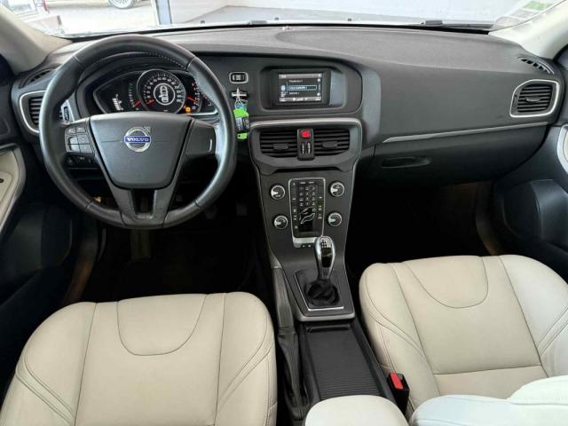 Volvo V40 image 2