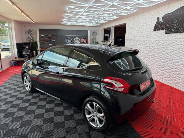 Peugeot 208 image 1