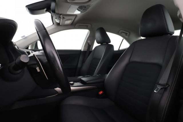 Lexus Is image 9