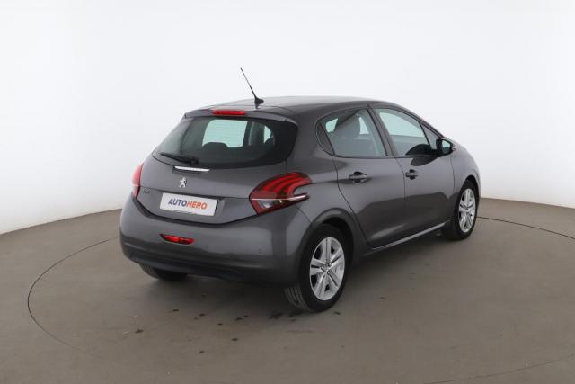 Peugeot 208 image 8