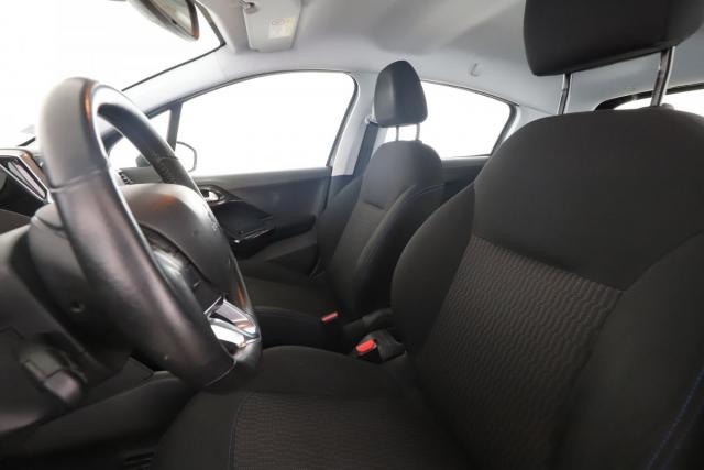 Peugeot 208 image 6