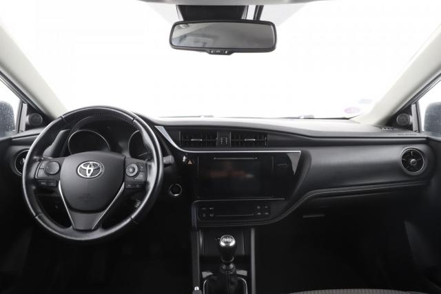 Toyota Auris image 9