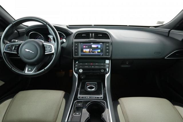 Jaguar Xe image 8