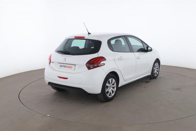 Peugeot 208 image 8