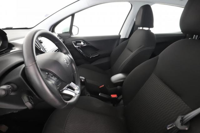 Peugeot 208 image 9