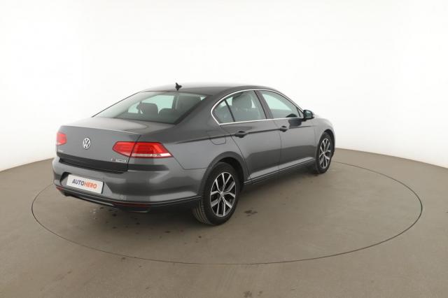 Volkswagen Passat image 2