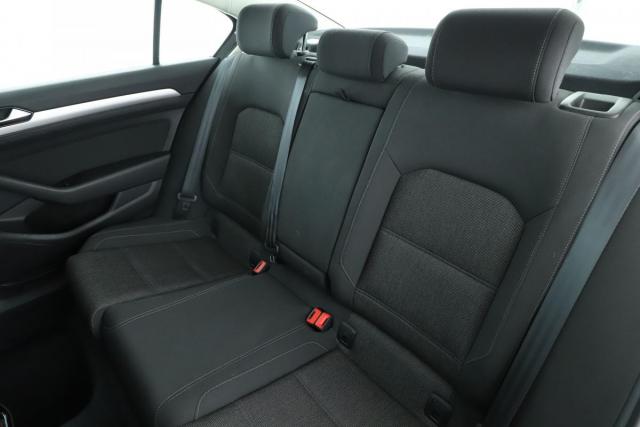 Volkswagen Passat image 9