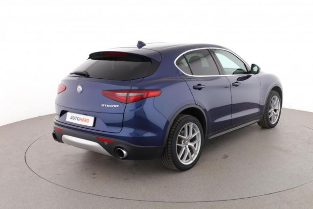 Alfa Romeo Stelvio image 8