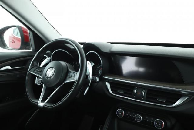 Alfa Romeo Stelvio image 2