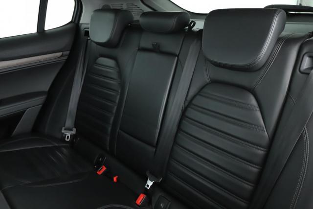 Alfa Romeo Stelvio image 8