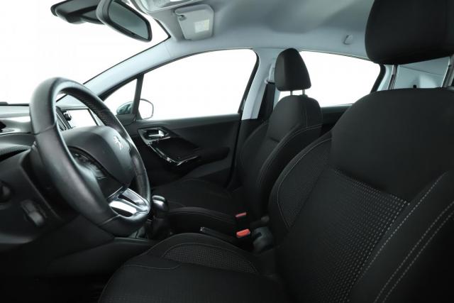Peugeot 208 image 8