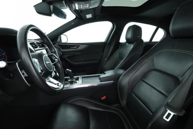 Jaguar Xe image 8