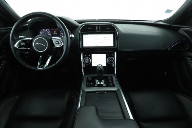 Jaguar Xe image 4