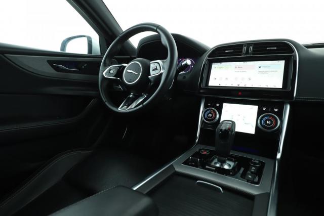 Jaguar Xe image 2
