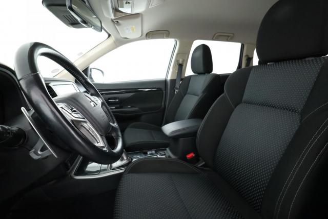 Mitsubishi Outlander image 2