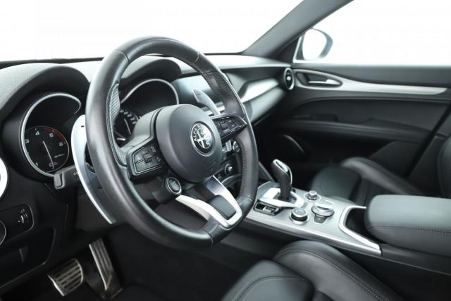 Alfa Romeo Stelvio image 8