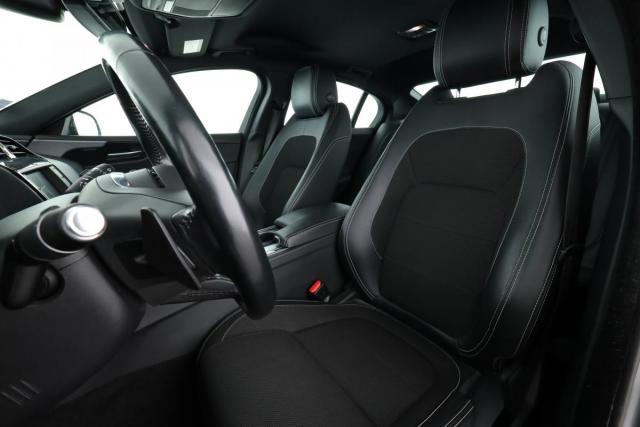 Jaguar Xe image 3