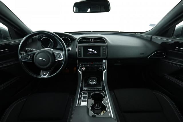 Jaguar Xe image 8
