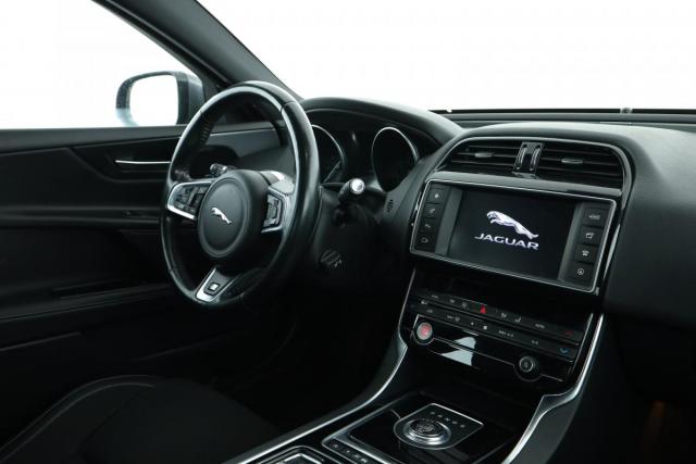 Jaguar Xe image 6