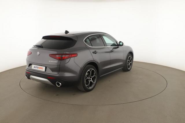 Alfa Romeo Stelvio image 2