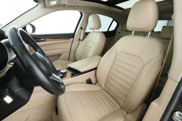 Alfa Romeo Stelvio image 8