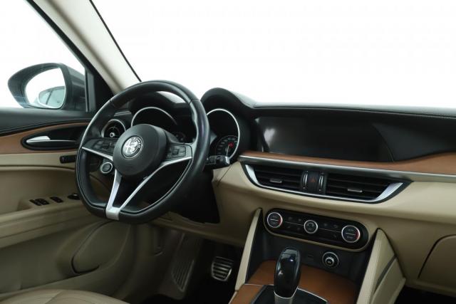 Alfa Romeo Stelvio image 4