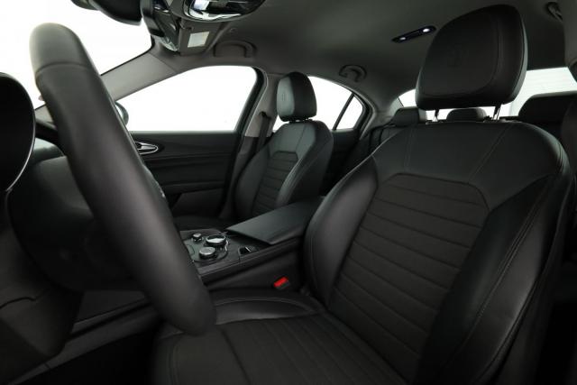 Alfa Romeo Giulia image 7