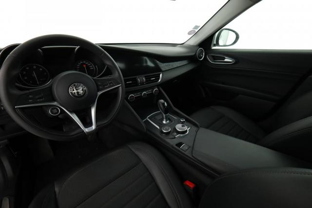 Alfa Romeo Giulia image 2