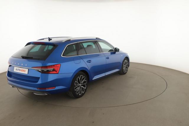 Skoda Superb Combi image 9