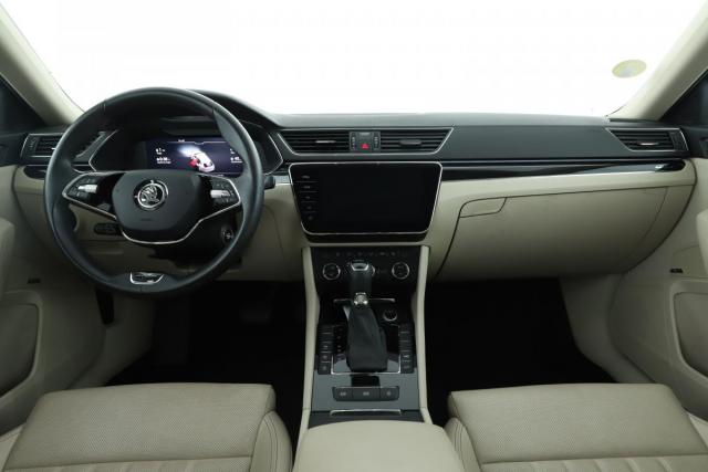 Skoda Superb Combi image 2