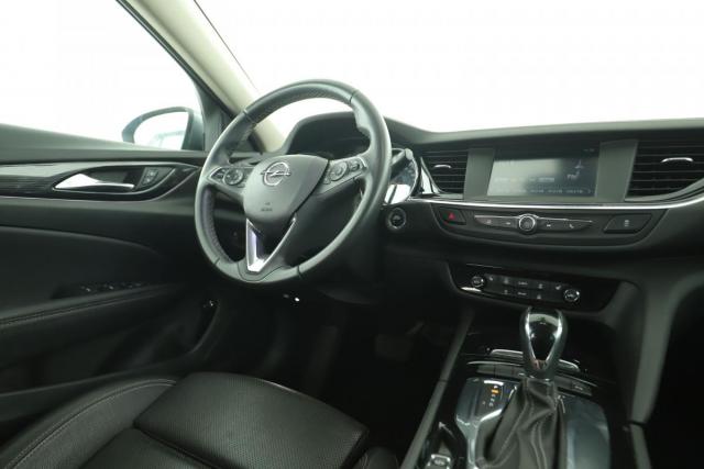 Opel Insignia Sports Tourer image 2