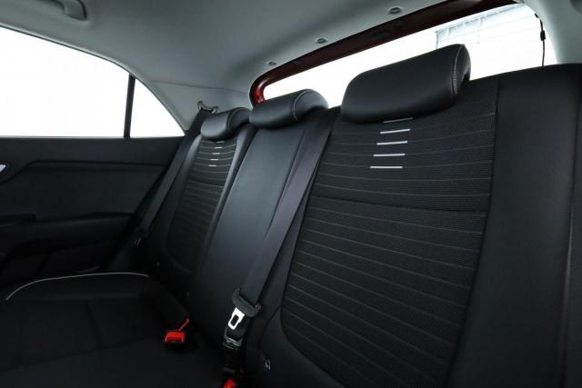 Kia Rio image 8