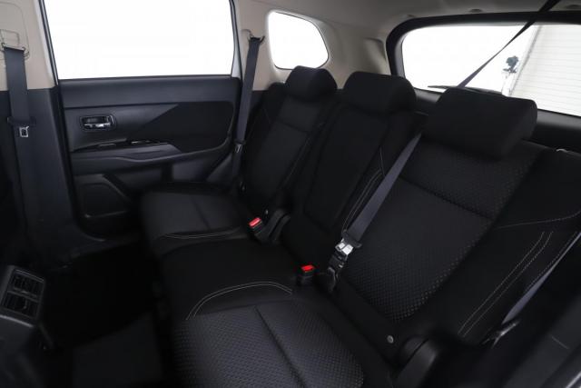 Mitsubishi Outlander image 8