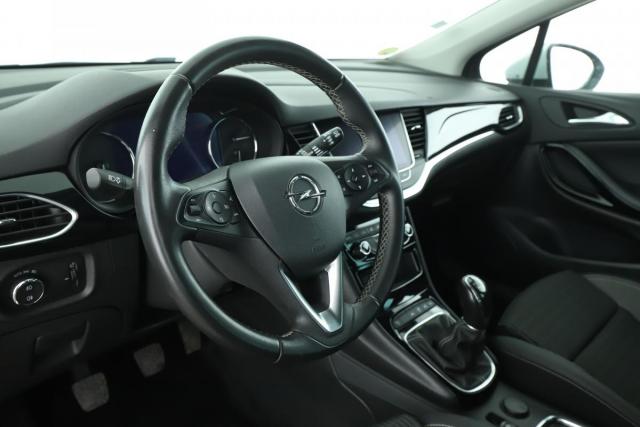 Opel Astra Sports Tourer image 3