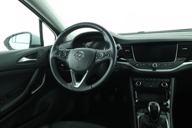 Opel Astra Sports Tourer image 2