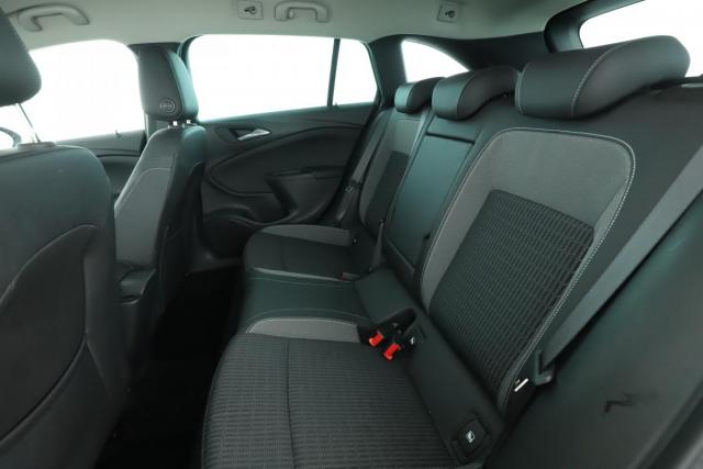 Opel Astra Sports Tourer image 1