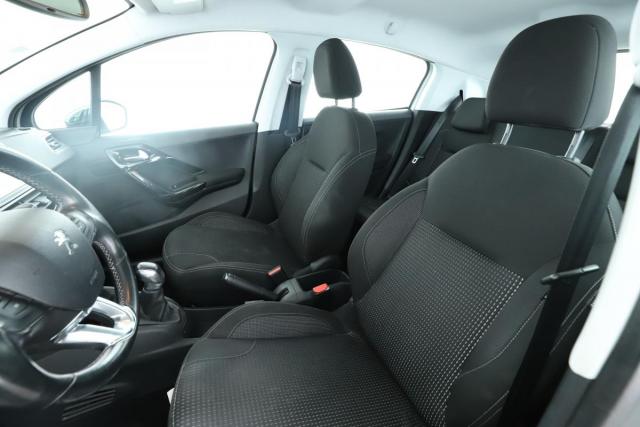 Peugeot 208 image 8