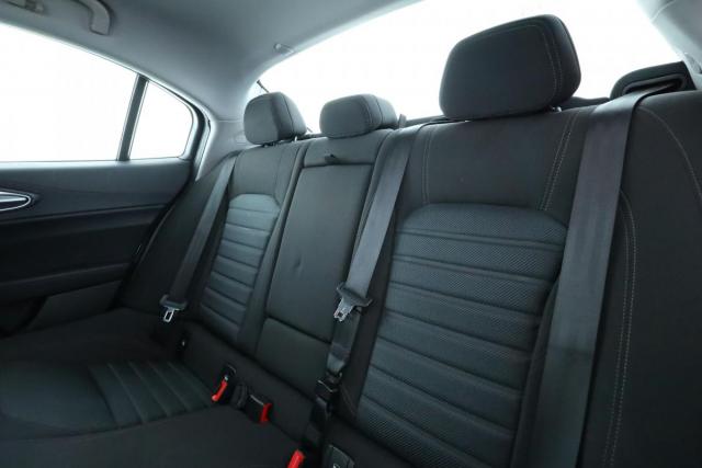 Alfa Romeo Giulia image 7