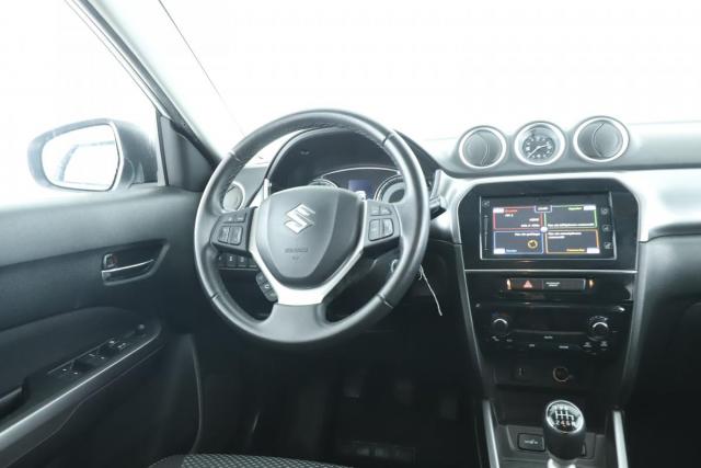 Suzuki Vitara image 9
